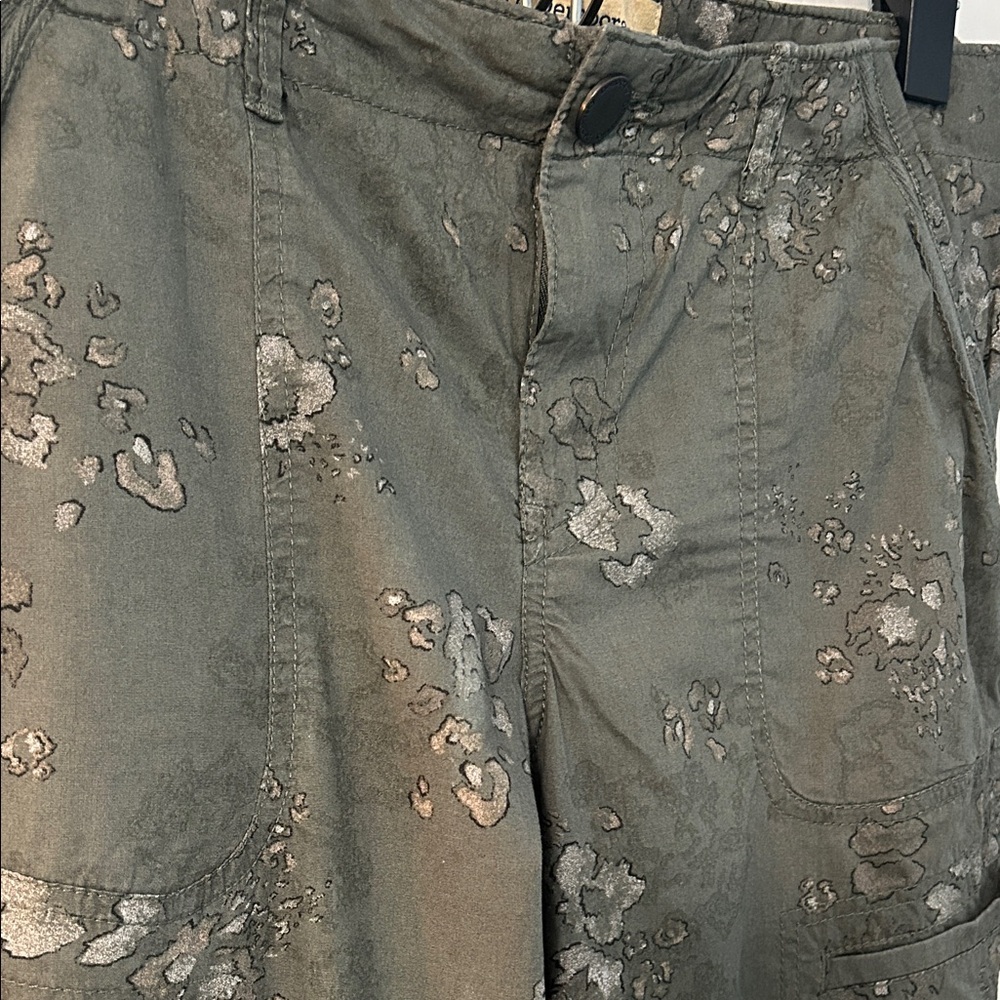 Democracy Flex-ellent Olive green Floral Capri Pants